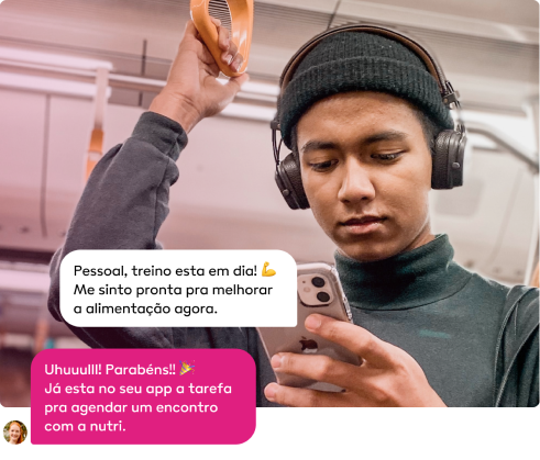 Pessoa no metro utilizando o aplicativo da Alice